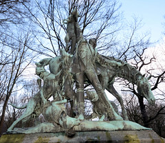 Fotos aus der Hauptstadt Berlin; Bronzeskulptur Jagdgruppe Fuchsjagd - Tiergarten - Bildhauer Wilhelm Haverkamp.