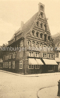 Historische Backsteinarchitektur in der Salzstadt Lüneburg - Wohnhaus / Geschäftshaus in der Grapengießerstraße.