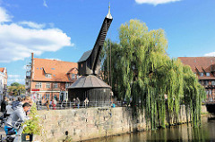 Alter Kran im Ilmenau-Hafen. Der 1797 erbaut Krahn gehörte damals zu den leistungsfähigsten in ganz Norddeutschland; er konnte durch Menschenkraft ca. 9 Tonnen heben.