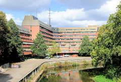 Behördenzentrum Lüneburg an der Ilmenau.