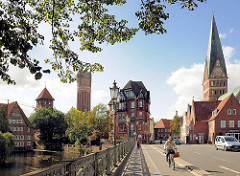 Panorama der Hansestadt Lüneburg - Blick von der Altenbrückertorstrasse über die Ilmenau; re. die Johanniskirche - lks. der Wasserturm und die Ratsmühle.