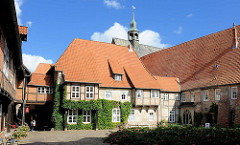 Innenhof Kloster Lüne - ehemaliges Benediktinerinnenkloster und heutiges evangelisches Damenstift in Lüneburg; gegründet 1172 - nach einem Großbrand 1380 in Backsteingotik wieder aufgebaut.