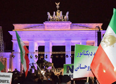 Mahnwache von Muslimen am Brandenburger Tor; Aufruf vom Zentralrat der Muslime und der Türkischen Gemeinde zur gemeinsamen Kundgebung als Reaktion auf die Terroranschläge in Paris / Anschlag auf die Satirezeitschrift Charlie Hebdo und Supermarkt für