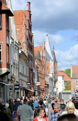 Fussgängerzone Große Bäckerstrasse in Lüneburg - Geschäftshäuser und Passanten.