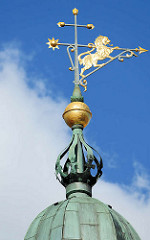 Spitze vom Rathausturm in Lüneburg - Löwe und Kreuz auf der Kupferkuppel.