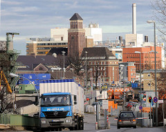 Industriearchitektur am Westhafen in Berlin; im Hintergrund das Kraftwerk Moabit.