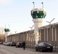 Gefängnismauer - moderne Wachtürme / Überwachungskameras - JVA Charlottenburg / Berlin.