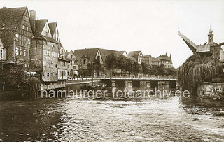 Alte Ansicht vom Stinmarkt in der Hansestadt Lüneburg ( ca. 1900); re. der Alte Kran im Ilmenau-Hafen. Der 1797 erbaut Krahn gehörte damals zu den leistungsfähigsten in ganz Norddeutschland.