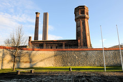 Fotos aus der Hauptstadt Berlin; Gefängnismauer und Wasserturm der JVA Plötzensee.