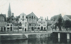 Historische Aufnahme vom Stintmarkt in Lüneburg (ca. 1900) - im Hintergrund der Kirchturm der St. Nikolaikirche.