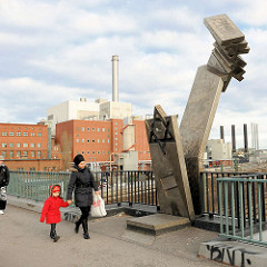 Deportationsdenkmal Putzlitzbrücke im Berliner Ortsteil Moabit - unter der Brücke wurden vom Güterbahnhof Moabit ab Januar 1942 mehr als 32 000 jüdische Bürger in die Konzentrationslager deportiert. Das Mahnmal wurde vom Bildhauer Volkmar Haase  gest