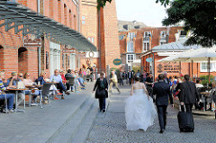 Strassencafé und Promenade bei der Abtsmühle in Lühneburg.