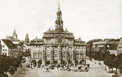 Historisches Motiv vom Lüneburger Rathaus, Rathausplatz - Marktfrauen mit Körben.