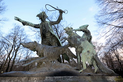 Fotos aus der Hauptstadt Berlin; Hasenhetze der Rokokozeit, Bronzegruppe Tiergarten Bildhauer Max Baumbach.