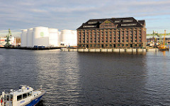 Speichergebäude im Westhafen Berlins - moderne Tankanlage am Hafenkai.