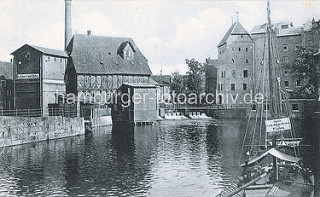 Historische Fotografie der Hansestadt Lüneburg - Blick über die Ilmenau / Hafen zur Abtsmühle - im Vordergrun ein Ewer mit Verkaufsschild"Täglich frische Altländer Kirschen von P. Lührs, Pfund 25 Pf. (ca. 1900)