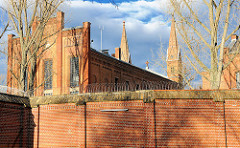 Gefängnismauer mit Stacheldraht - Anstaltskirche des zwischen 1868 und 1879 Strafgefängnis Plötzensee in Berlin .