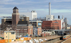 Industriearchitektur am Westhafen in Berlin; im Hintergrund das Kraftwerk Moabit.