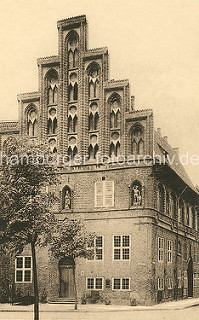 Historische Fotografie vom Rathausgiebel am Ochsenmarkt / Marienplatz in Lüneburg.