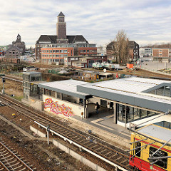 S-Bahn / U-Bahnhaltestelle Berlin Westhafen - im Hintergrund Verwaltungsgebäude.