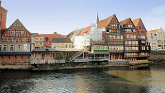 Wasseransicht des historischen Hafenviertels von Lüneburg - im Dezember 2013 brannte eines der alten Häuser bis auf die Grundmauern ab.