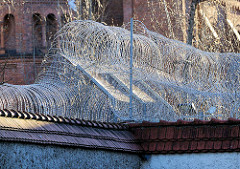 Gefängnismauer mit Stacheldraht des zwichen  1868 und 1879 errichteten Strafgefängnis Plötzensee in Berlin.