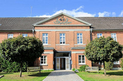 Historische Kasernenarchitektur am Lünepark in Lüneburg - jetzt Bürohaus.