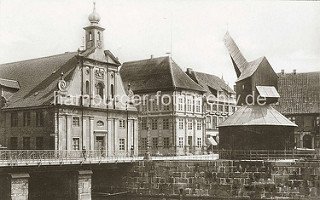 Barockfassade des Alten Kaufhauses und der Alte Kran am Ilmenau-Hafen in Lüneburg (ca. 1900)