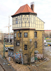Historisches Bahngebäude an der Bahnstrecke im Berliner Westhafen / Beusselstrasse.