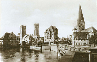 Historisches Panorama der Hansestadt Lüneburg - Blick von der Altenbrückertorstrasse über die Ilmenau; re. die Johanniskirche - lks. der Wasserturm und die Ratsmühle. (ca. 1900).