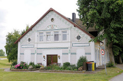 Historsiches Wohnhaus, Jugendstildekor am Deich zur Norderelbe in Hamburg Wilhelmsburg.