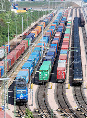 Güterzüge auf den Gleisen des Güterbahnhofs Alte Süderelbe - der Bahnhof ist der größte Containerbahnhof Europas; er wurde 1995 in Betrieb genommen.