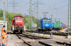 Diesellok / Lokomotive 295 100-2 auf dem Güterbahnhof Alte Süderelbe - im Hintergrund Waggons mit Containerladung und eine Lokomotive der LTH Transportlogistik 185 522-0