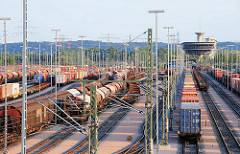 Güterzüge auf den Gleisen des Güterbahnhofs Alte Süderelbe - der Bahnhof ist der größte Containerbahnhof Europas; er wurde 1995 in Betrieb genommen.