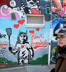 Buntes Graffiti in der Talstrasse auf Hamburg St. Pauli - Heart Breaker.