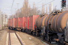 Güterzug mit Kesselwagen und Containern auf der Strecke der Güterumgehungsbahn bei Hamburg Eidelstedt.