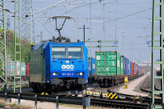 Lokomotive der LTH Transportlogistik 185 522-0, Containerwaggons.