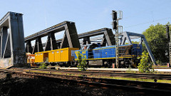 Arbeitszug auf der Eisenbahnbrücke über die Süderelbe in Hamburg Wilhelmsburg.