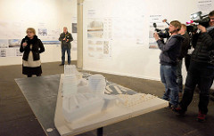 Präsentation beim Architekturwettbewerb zur Bebauung vom Strandkai in der Hafencity Hamburgs - im Vordergrund ein Modell der Bebauung; ca. 500 hochwertige Genossenschafts-, Miet- und Eigentumswohnungen sowie Gewerbe, Kulturnutzungen, Gastronomie und