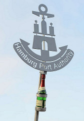 Sektflasche in der Taufvorrichtung der Hamburg Port Authority HPA.