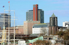 Blick zum Hotel Hafen Hamburg an den St. Pauli Landungsbrücken - lks die Masten der historischen Dreimastbark Rickmer Rickmers.