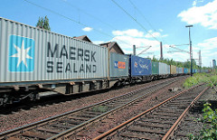 Containerzug auf der Güterbahnstrecke in Hamburg Wilhelmsburg.