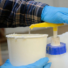 Anmischen von Epoxidharz - Füllen einer vorgegebenen Harzmenge in den Mischbehälter.