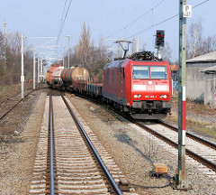 Güterzug mit Kesselwagen und Containern auf der Strecke der Güterumgehungsbahn bei Hamburg Eidelstedt.