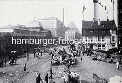 Altes Altonamotiv - Blick in die Grosse Elbstrasse, Altonaer Fischmarkt. Der Fischmarkt ist beendet - die Händler räumen ihre Stände zusammen; lks. die Fischauktionshalle, im Hintergrund Industriearchitektur in der Grossen Elbstrasse.