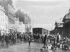 Altes Foto von der Altonaer Hafenbahn - Waggons auf den Gleisen. Rechts die Altonaer Fischauktionshalle - Handkarren und Pferdewagen stehen auf der gepflasterten Strasse.