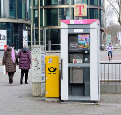Telefonzelle der Telekom - öffentlicher Fernsprecher mit Tür.