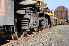 Räder / Federn, Federung eines Güterwaggons in Hamburg Wilhelmsburg, Rangierbahnhof Hohe Schaar.