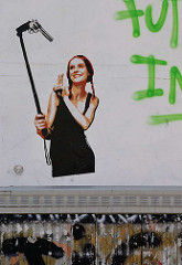 Graffiti in der Simon von Utrecht - Selfiestange mit Revolver.