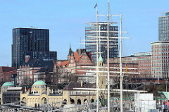 St. Pauli Landungsbrücken an Elbe - Bilder der Hansestadt Hamburg; im Bildzentrum die historische Architektur der ehem. Navigationsschule.  Das Backsteingebäude wurde zwischen 1903 und 1905 nach Plänen von Albert Erbe erbaut.